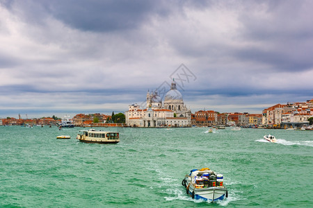 从海洋到意大利威尼斯的DoganadiMare和BasilicaSantaMariadellaSalute意大利威尼斯图片