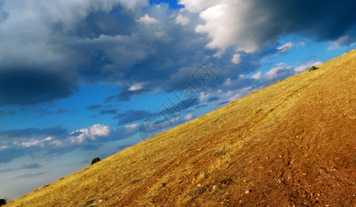 黄草地山地的分化和云层天空自然构成背景