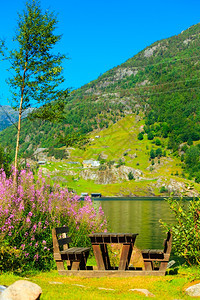 在挪威欧洲湖附近有木制桌椅和长图片
