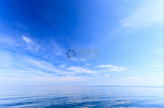 美丽的海景平面和天空宁静的景象自然构成美丽的景色图片