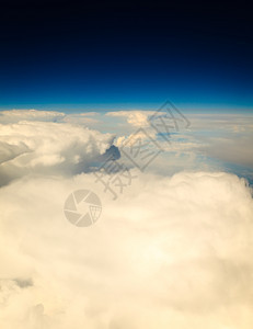从飞行的机窗口查看天景云色图片