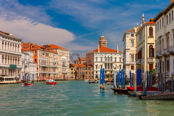 大运河有船和瓦波雷托停在意大利威尼斯阳光明媚的夏日意大利威尼斯图片