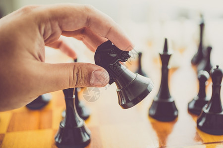 人与黑马在国际象棋游戏中移动的照片图片