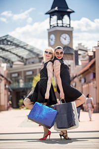两名美女在老城街上装购物袋图片