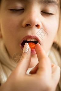 在舌头上注射避孕药的生病女孩特合照片图片