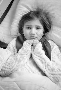 床上躺着感冒的可爱女孩黑白画像图片