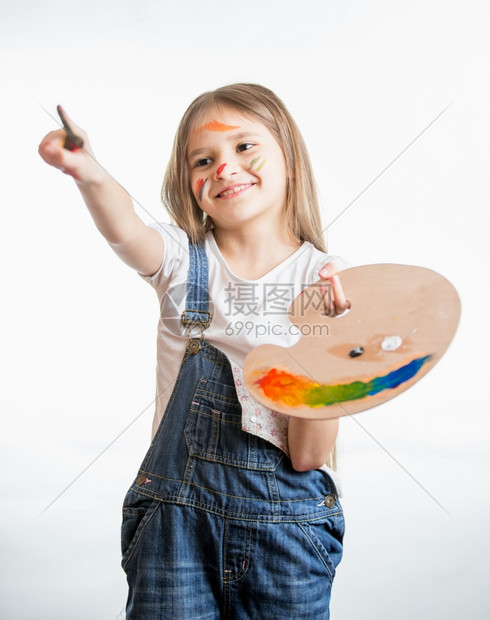 单独画的小女孩拿着彩色调板涂漆的画像图片