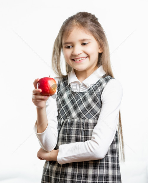 微笑的女学生看着红苹果的肖像图片