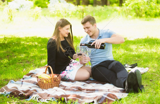 在公园野餐时喝红酒图片