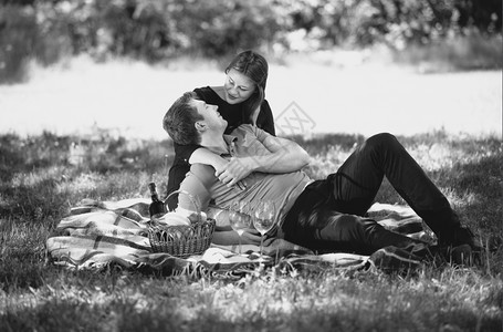 在公园野餐的浪漫情侣黑白画像图片