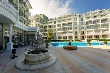 在阳光明媚的豪华酒店泳池旁观图片