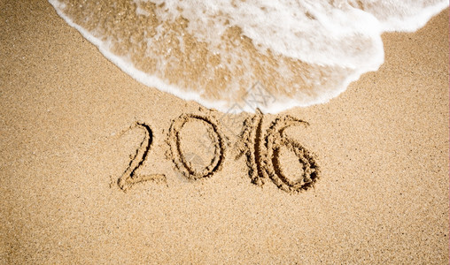 新年2016数位写在海滨上被浪冲走图片