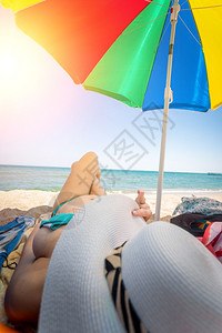在海滩的雨伞下放松图片