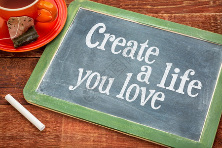 创造你热爱的生活动机建议文字在黑板上的加粉笔和茶杯图片