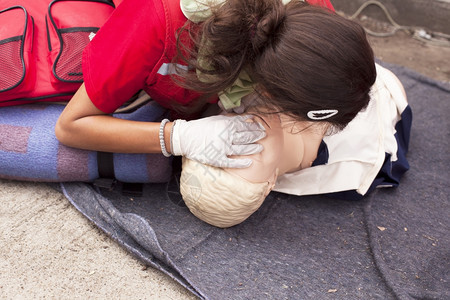 在假人身上展示CPR图片