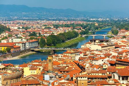 上午从意大利托斯卡纳州佛罗伦萨的PalazzoVecchioPalazzoVecchio桥飞越ArnoPonteAVespucc图片