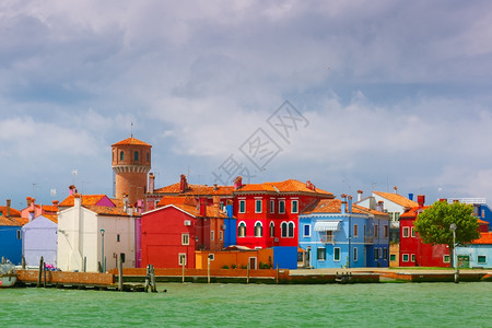 在著名的布拉诺岛上建有多姿彩的房屋和塔台从大海看望意利威尼斯图片
