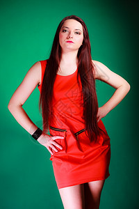 盛会庆典和日期概念迷人的年轻白发女郎穿着绿色背景的红衣工作室拍的图片