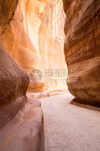 锡克山这个狭小的空隙山用作通往约旦皮特拉市的入口图片