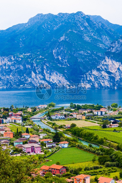 LagodiGarda加尔达湖的风景北意大利图片