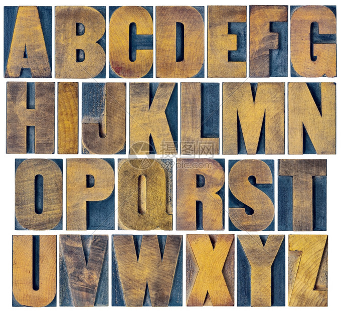 完整的英文字母全26个用墨粉划痕和沾染的孤立原木纸质印刷块的拼贴图片