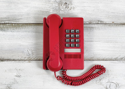 古老的红色电话在生锈的白木板上高角度的视野图片