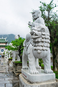 在越南大的LinhUngPagoda的Buddha慈悲女神QuanAm雕像图片