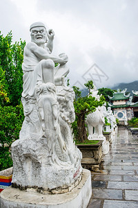 在越南大的LinhUngPagoda的Buddha慈悲女神QuanAm雕像图片