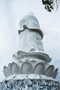在越南大的LinhUngPagoda的Buddha慈悲女神QuanAm雕像图片