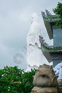 在越南大的LinhUngPagoda的Buddha慈悲女神QuanAm雕像图片