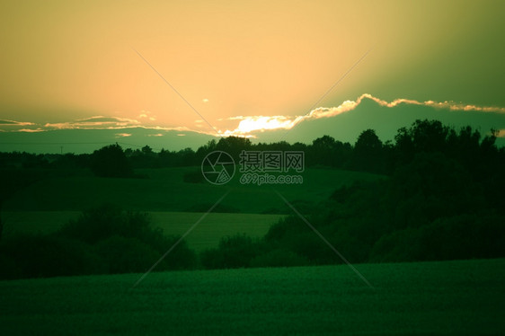 夜晚的景色美丽日落或出夏季的绿地草原图片