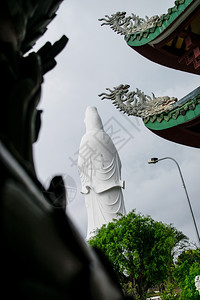 在越南大的LinhUngPagoda的Buddha慈悲女神QuanAm雕像图片