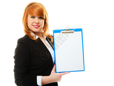 企业教育和广告概念红头发妇女用空白的蓝色剪贴板用白背景孤立图片