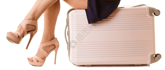 旅行假期概念年轻夏日时装女郎航行高跟鞋女腿和粉色手提行李袋图片