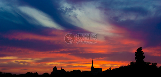 教堂在橙色的天空上教堂在日落前图片