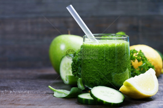 含有菠菜黄瓜鹦鹉菜和木底柠檬的新鲜有机绿色冰淇淋和菠菜柠檬图片