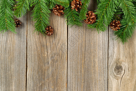 圣诞节边界与松树枝和木板上的锥子接壤图片