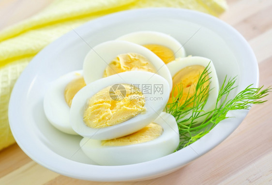 白瓷碗里煮熟的鸡蛋图片