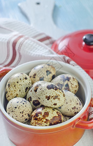 红色陶瓷锅里的鹌鹑蛋图片