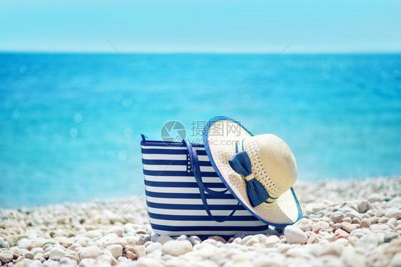 夏季背景沙滩蓝毛巾图片
