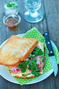 三明治加火腿和新鲜蔬菜图片