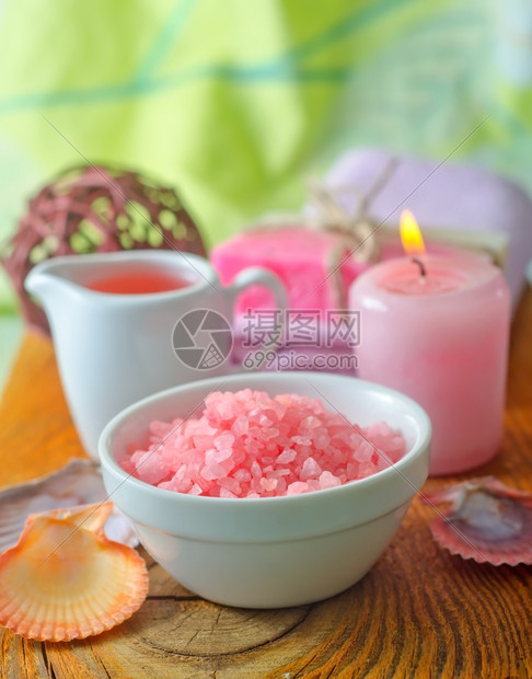 粉红海盐和SPA的芳香油图片