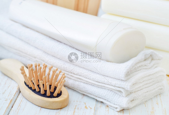 毛巾和洗发水图片