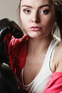训练拳击和习诱奸妇女生活方式概念配戴手套的女孩在演播室灰色背景图片