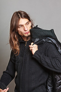 穿着黑色外套的帅气时尚男子肖像穿着黑色毛衣和围巾的帅气时尚男子肖像图片