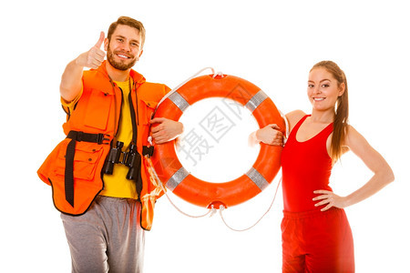 穿着救生衣的员穿着环形浮标的救生员穿着防衣的救员穿着环形浮标的救生衣监督游泳池的男女们举起拇指手势预防意外事故图片