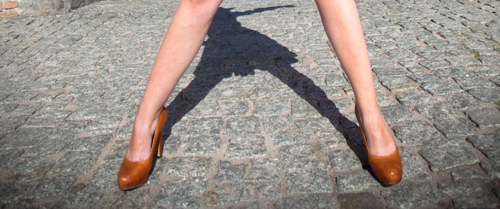 街道时尚城市生活方式女双腿穿着时尚优雅的鞋图片
