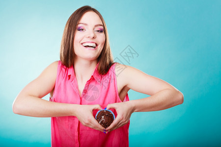 甜食糖让我们快乐微笑的女人手握着巧克力松饼手握着巧克力松饼图片
