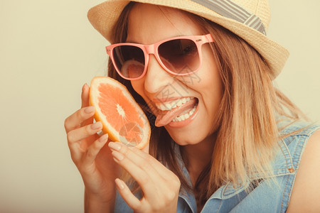快乐的女士在帽子喝葡萄果汁饮食快乐的女游客在草帽健康饮食体重损失暑假Instagram过滤图片