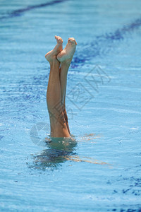 同步游泳者腿运动图片